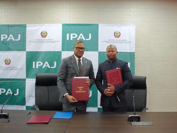 Signing of the memorandum of understanding between FDS and IPAJ in its new building.